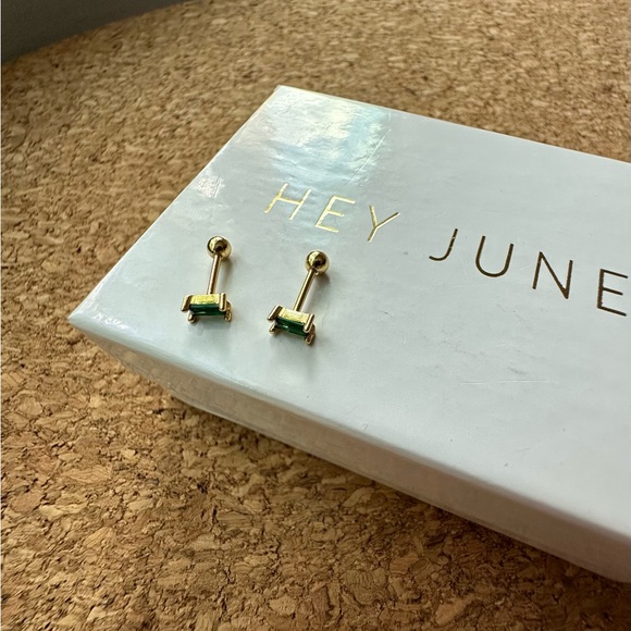 NEW IN BOX Hey June Screwback Earrings - Green CZ - Picture 2 of 5
